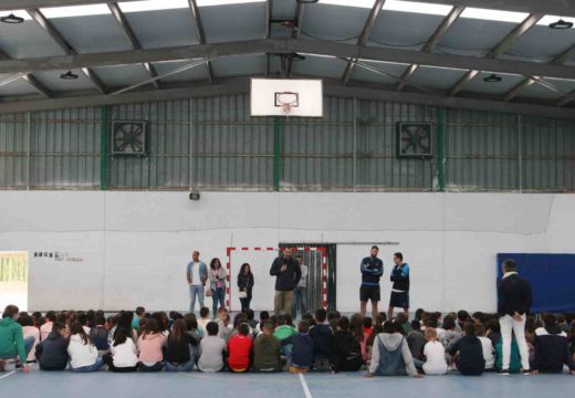 O Concello e o Monbús Obradoiro-Fundación Heracles promoven o baloncesto nos colexios de Ordes